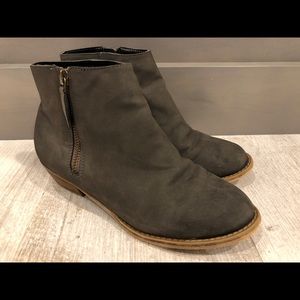 Tucker + Tate Girl Boots Size: 3 Gray Faux Leather